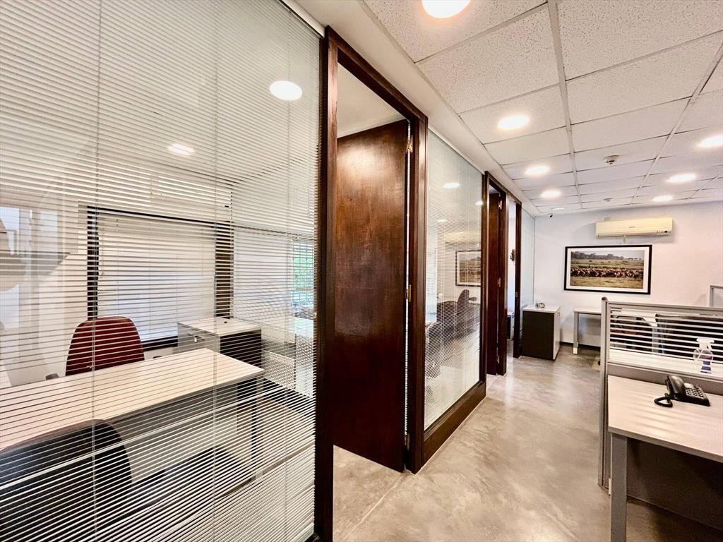 Venta de casa para oficinas en importante esquina de Carrasc