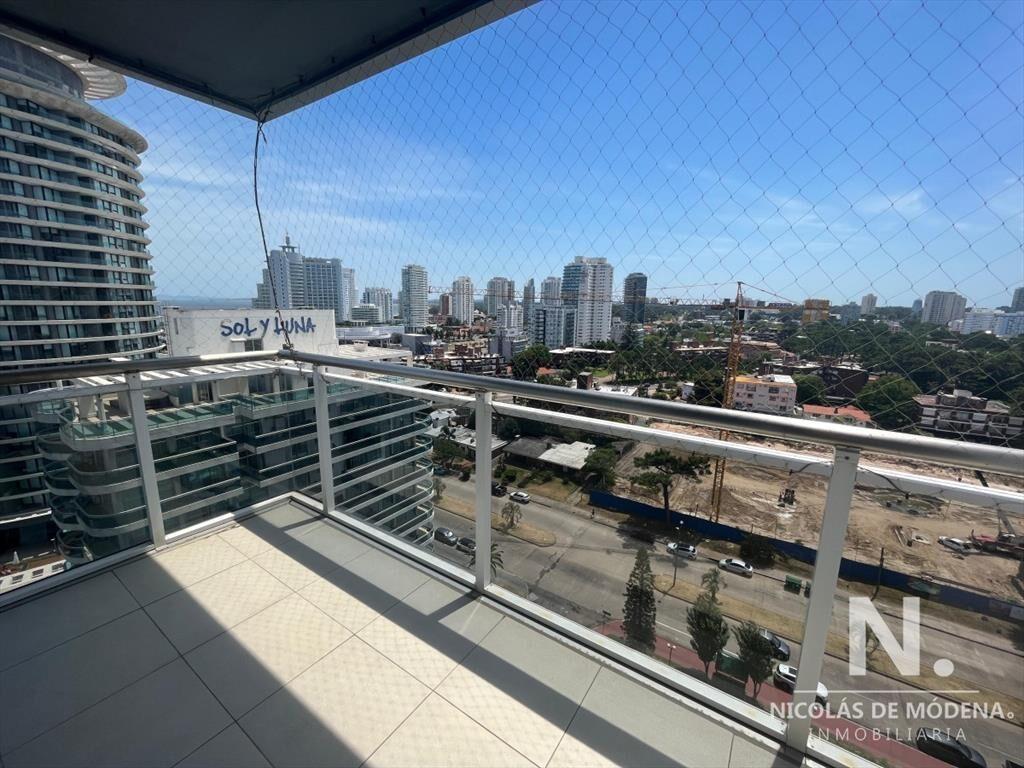 Vende Apartamento de 3 Dormitorios en Brava Punta del Este.