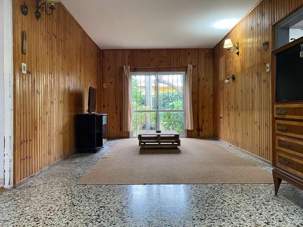 Se venden 2 casas 1 y 3 dormitorios Colón p, único