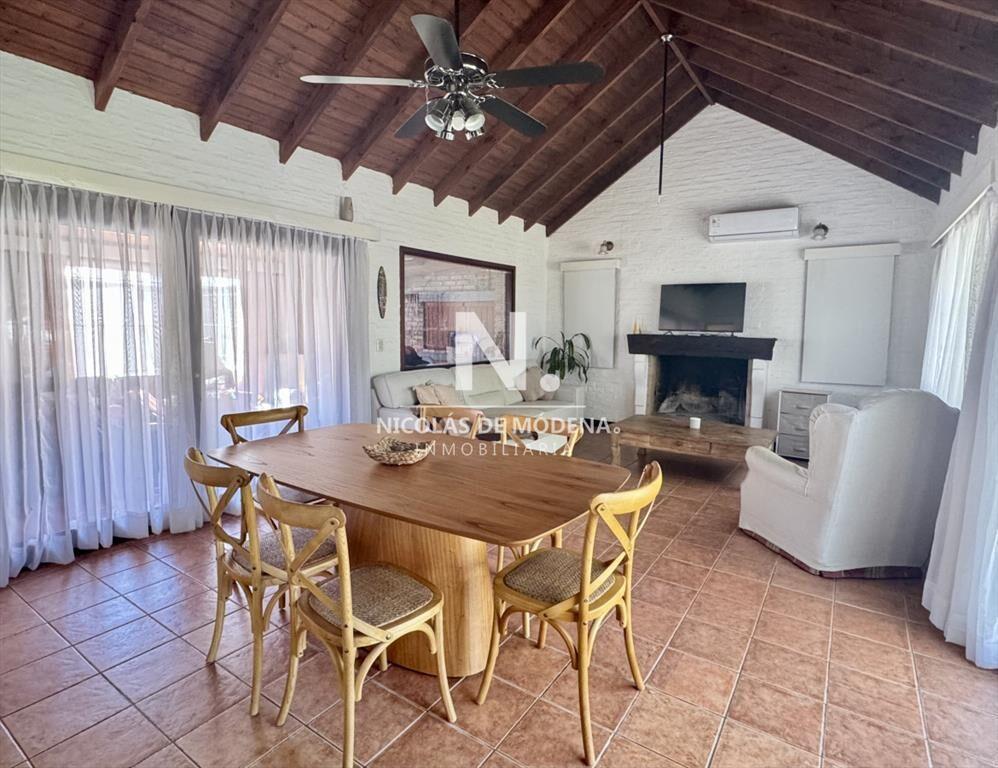 Alquila casa en Punta del Este de 4 dormitorios, excelente