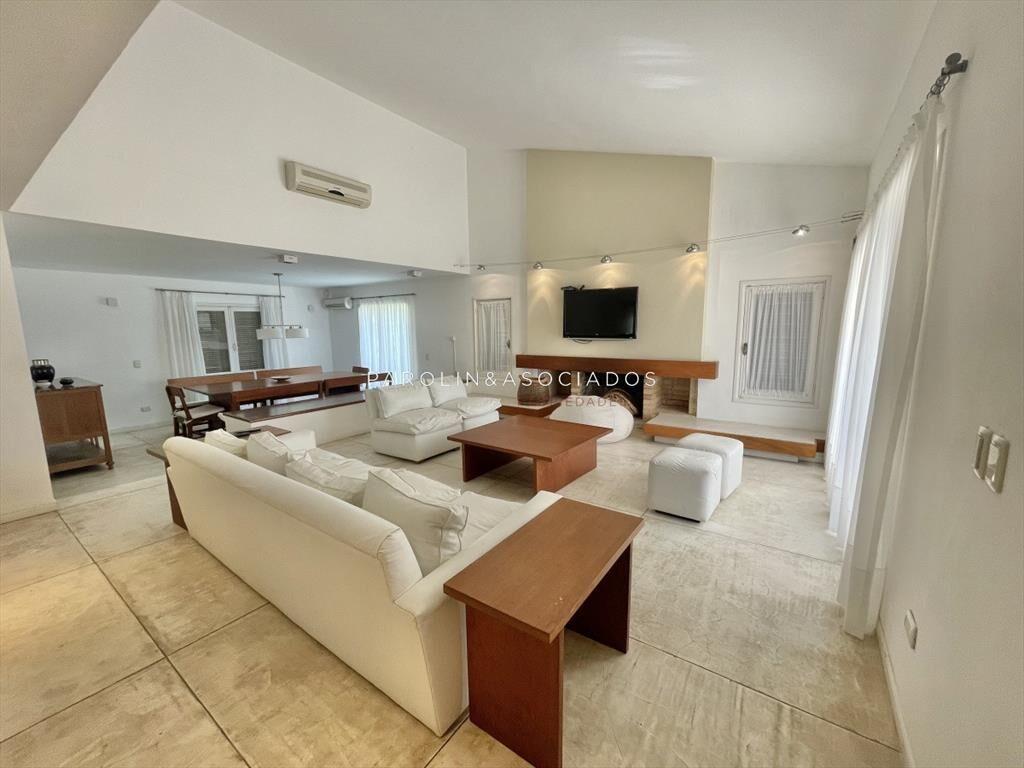Hermosa casa en venta de 4 dormitorios en barrio
