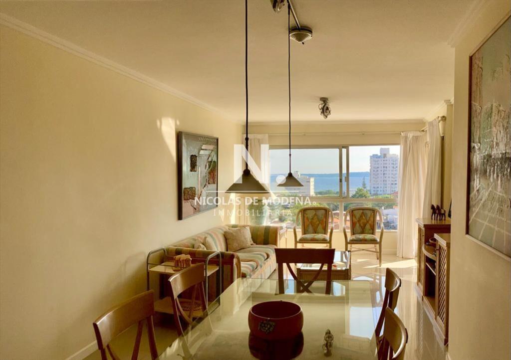 En Playa Brava, departamento de 3 dormitorios en venta