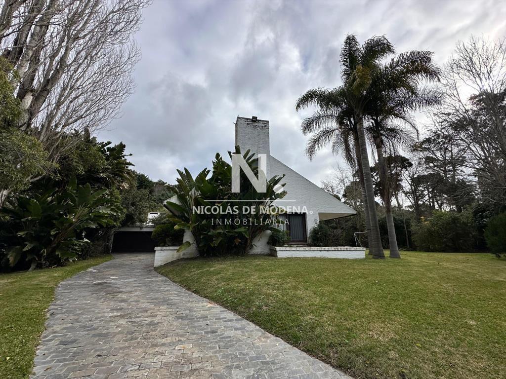 En venta casa en Barrio Golf, Punta del Este de 6