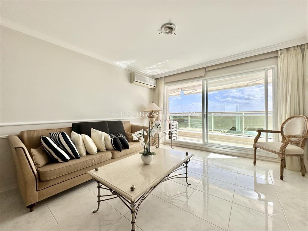 Apartamento en venta de 3 dormitorios en primera fila en Co