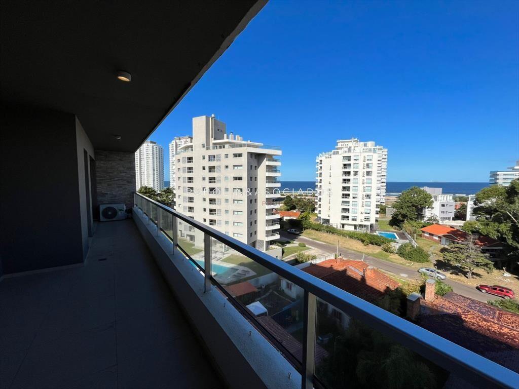 Apartamento de 3 dormitorios en venta en edificio