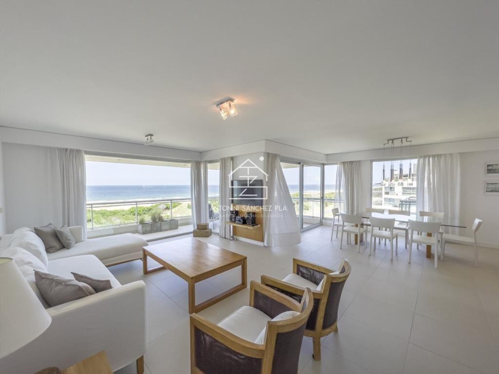 Apartamento ubicado frente al mar. 3 dorm + dependencia