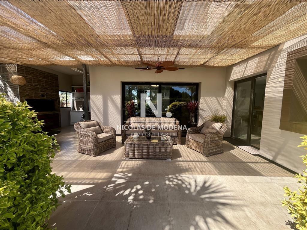 Excepcional casa de dos plantas en Le Residence en venta,