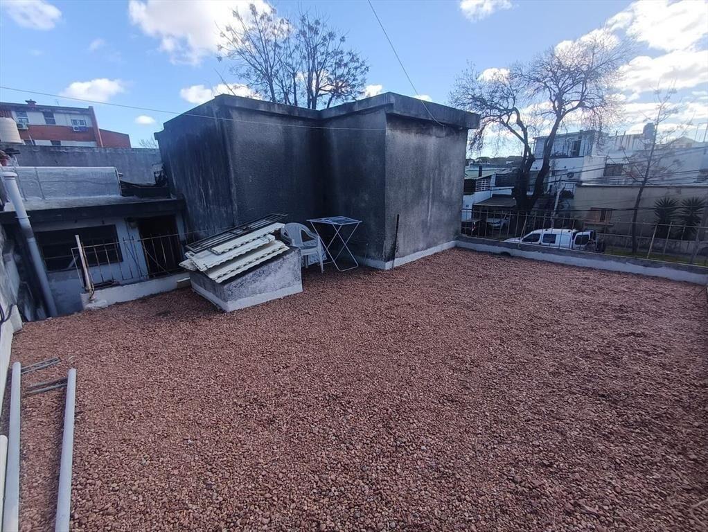 Casa esquina, punto barrial, gran jardín, muy buen estado,