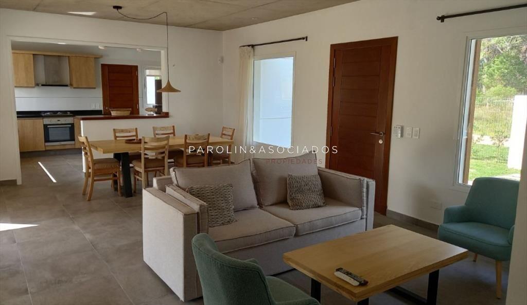 Casa en venta de 3 dormitorios en La Barra, Punta del Este.