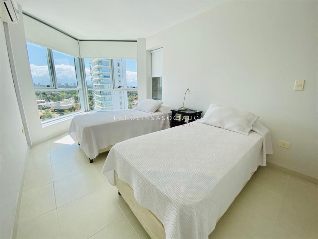 Apartamento en venta de 3 dormitorios en Seasons Tower, Pun