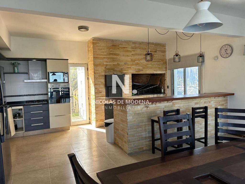Vende casa tipo cabaña de 3 dormitorios en el