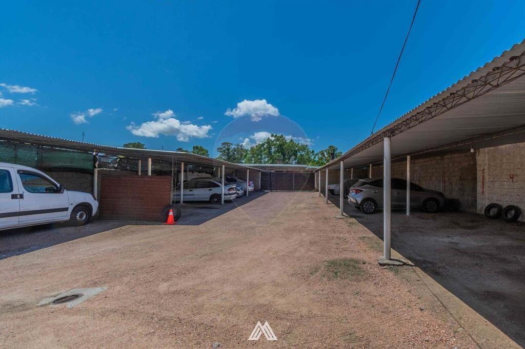 VENTA DE COCHERAS CON CASA EN COLON