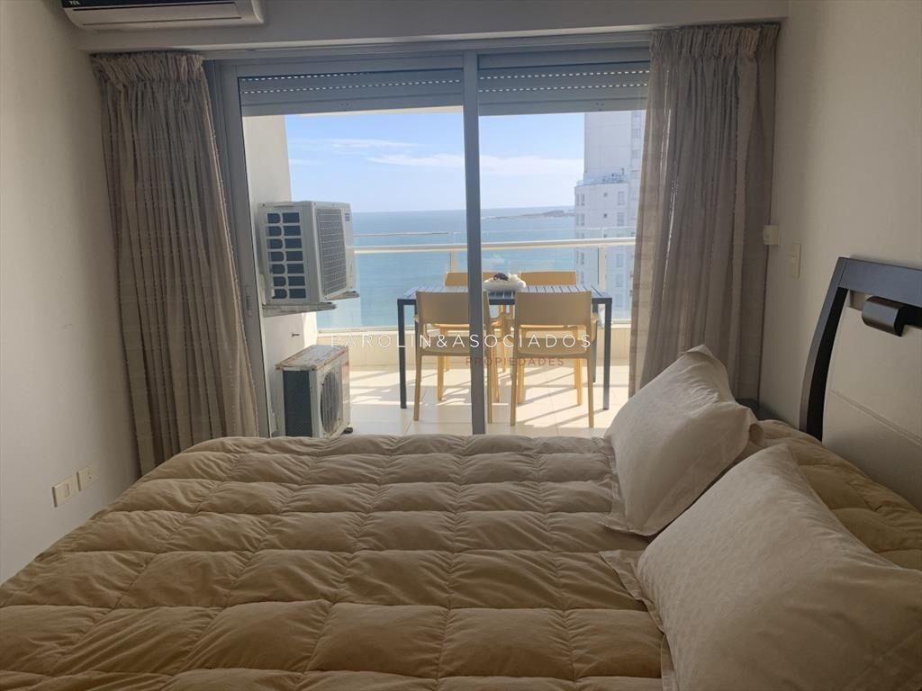 Apartamento en venta en piso alto Seasons Tower, Punta del