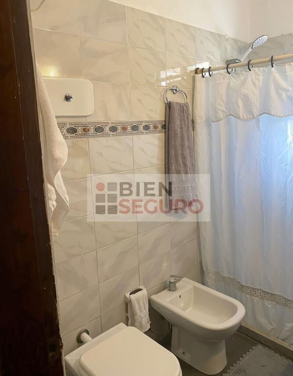 Cómoda casa de 4 dormitorios y amplio jardín, barbacoa con