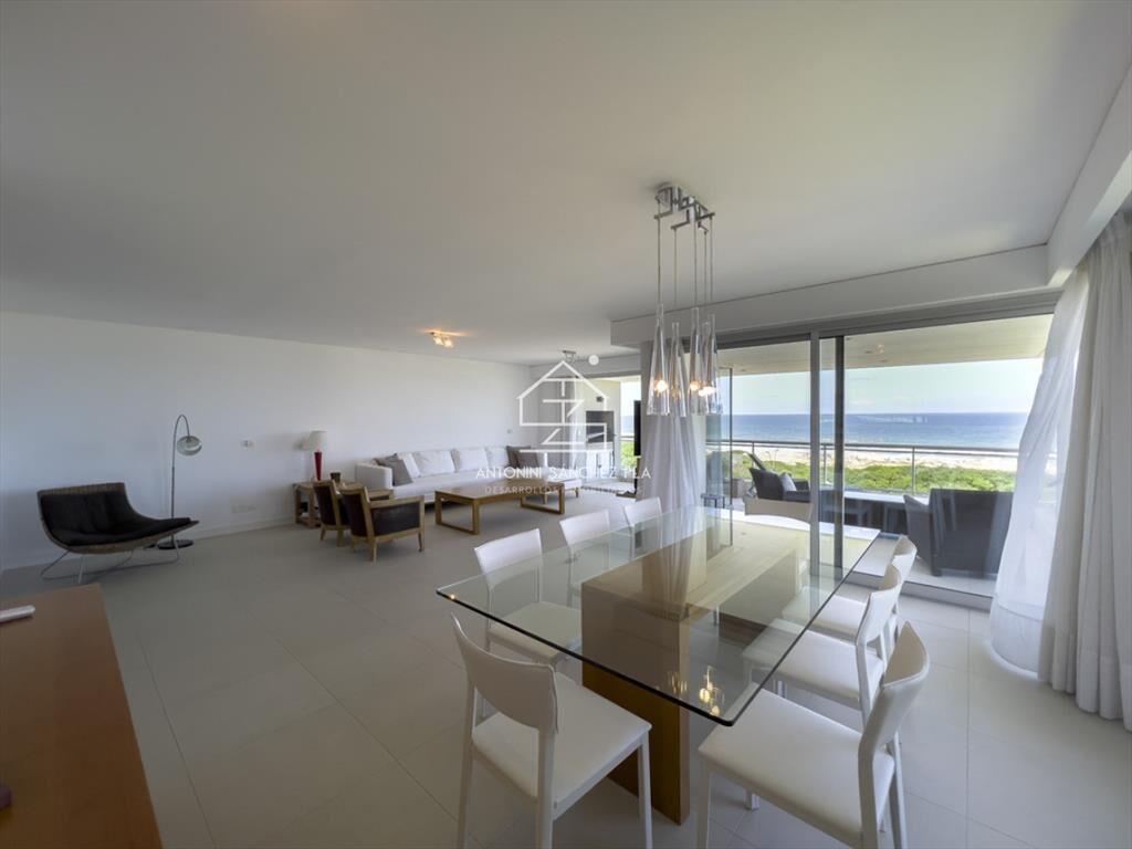 Apartamento ubicado frente al mar. 3 dorm + dependencia