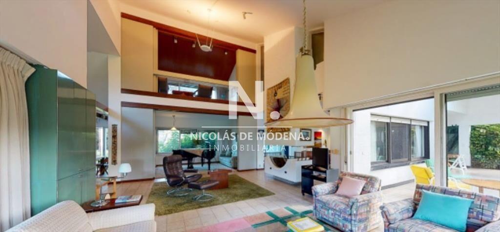 OPORTUNIDAD. VENDE CASA CON GRAN METRAJE EN SAN