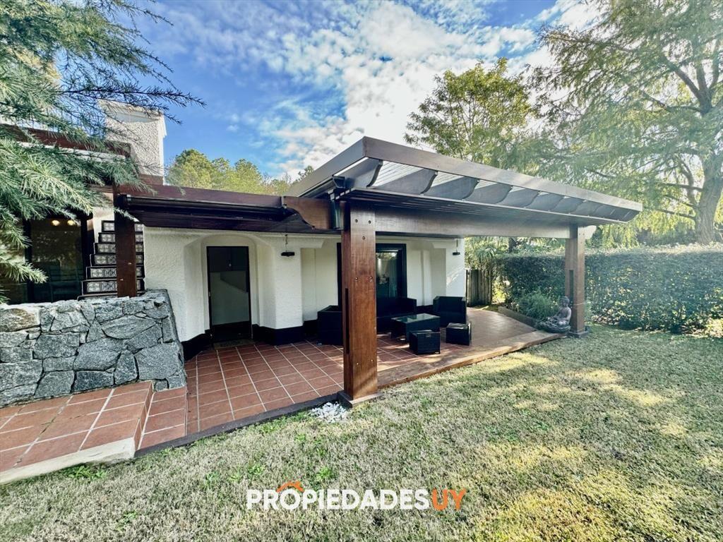 Excelente casa de 4 dormitorios con piscina en
