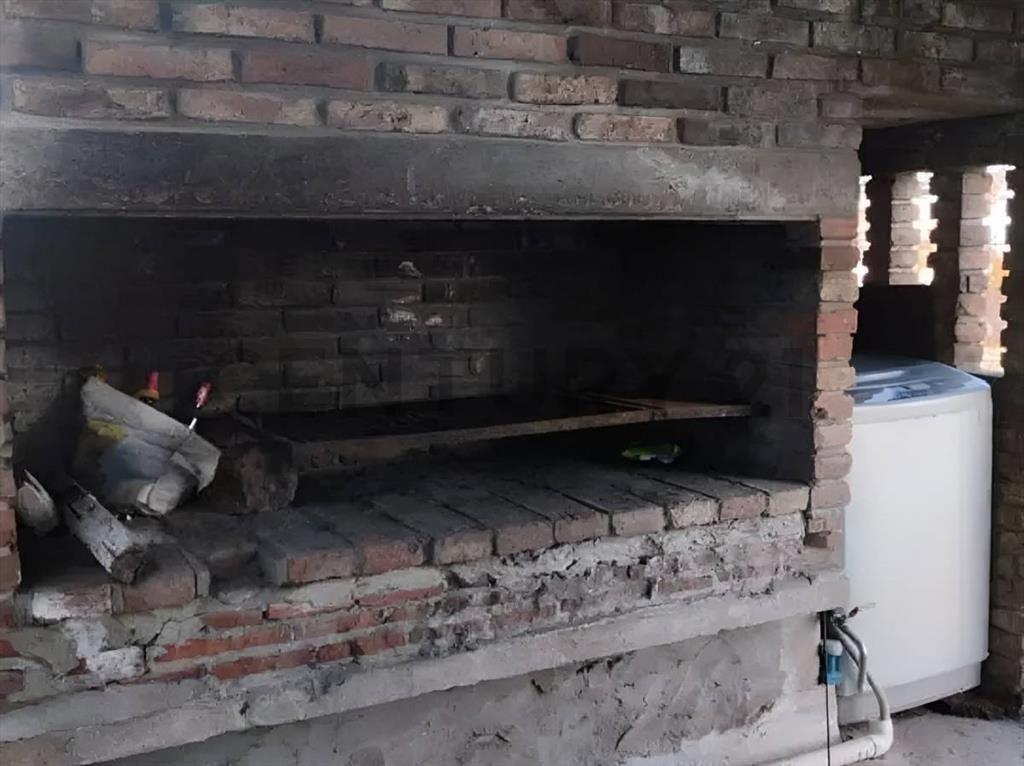 CASA 2 DOR / JARDIN/ ENTRADA AUTO/ PARRILLERO. ACEPTA BAN...