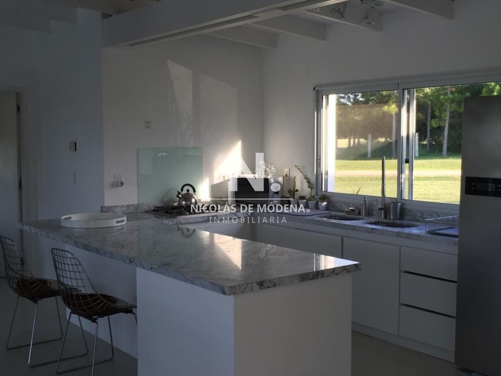 Casa en venta y alquiler de estilo minimalista dentro de Ba