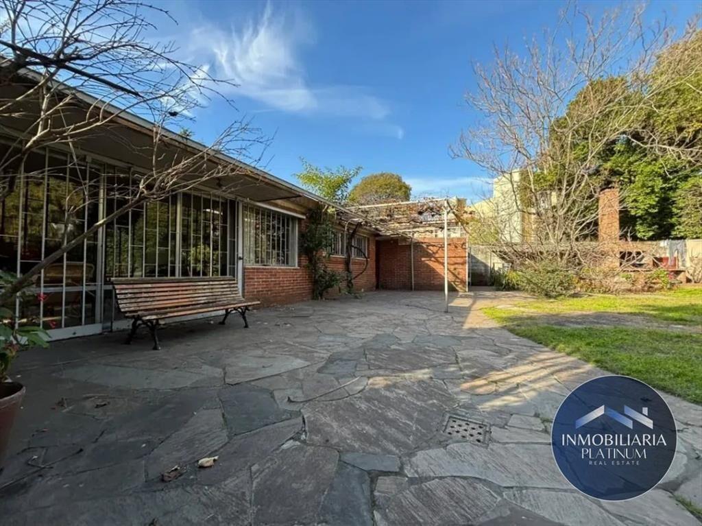 Casa en venta c/ cochera y amplio terreno en Parque Batlle