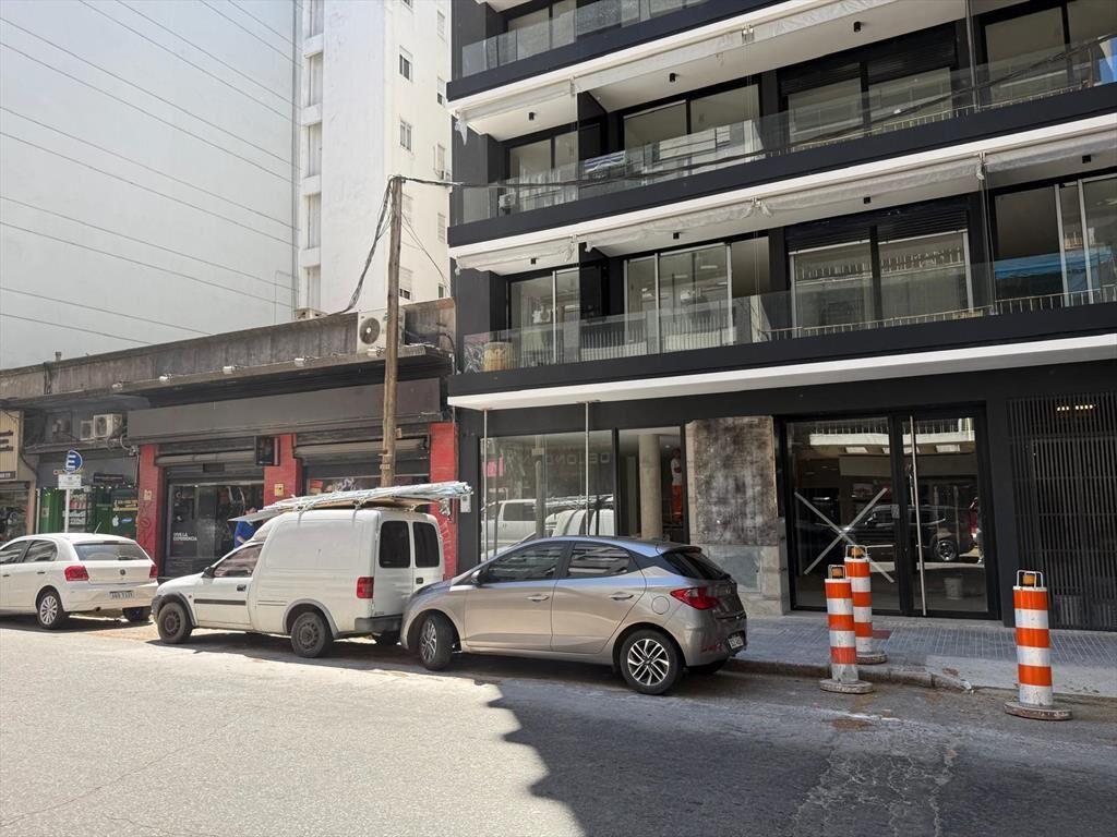 Paraguay esq. 18 de julio, 48 m2, 4 m de frente, estrena!!