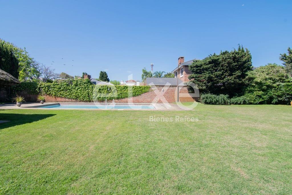 Venta de Casa con enrome jardín en Carrasco...