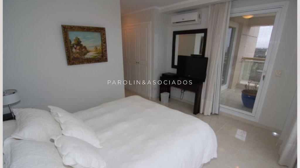 Apartamento en venta de 4 dormitorios en Punta