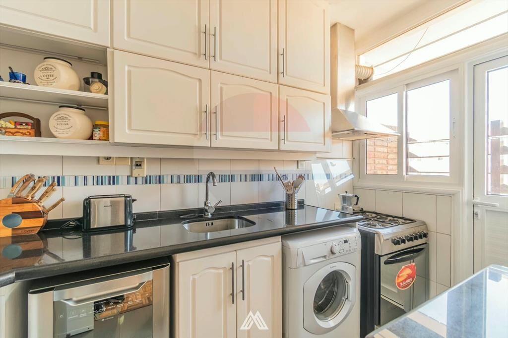 Venta apartamento, 2 dorm., terraza, Pocitos.