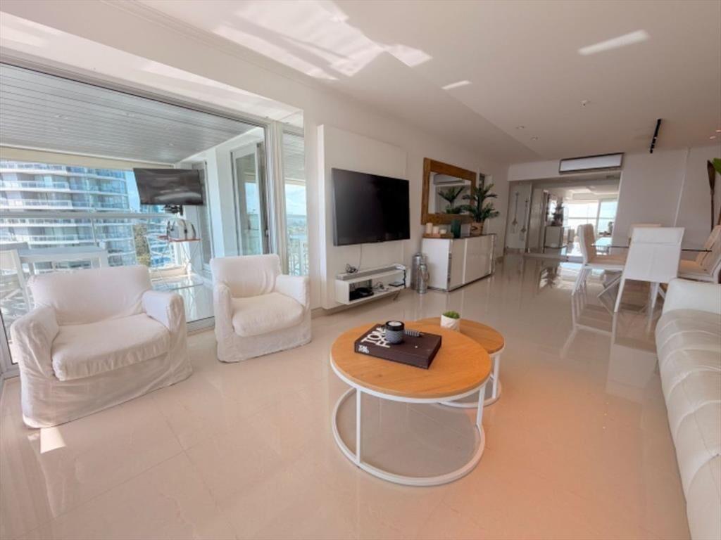 Apartamento en venta, 3 dormitorios y dependencia