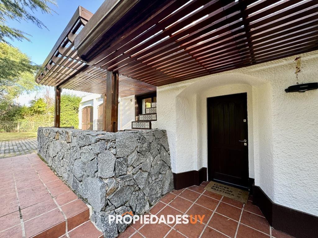 Excelente casa de 4 dormitorios con piscina en
