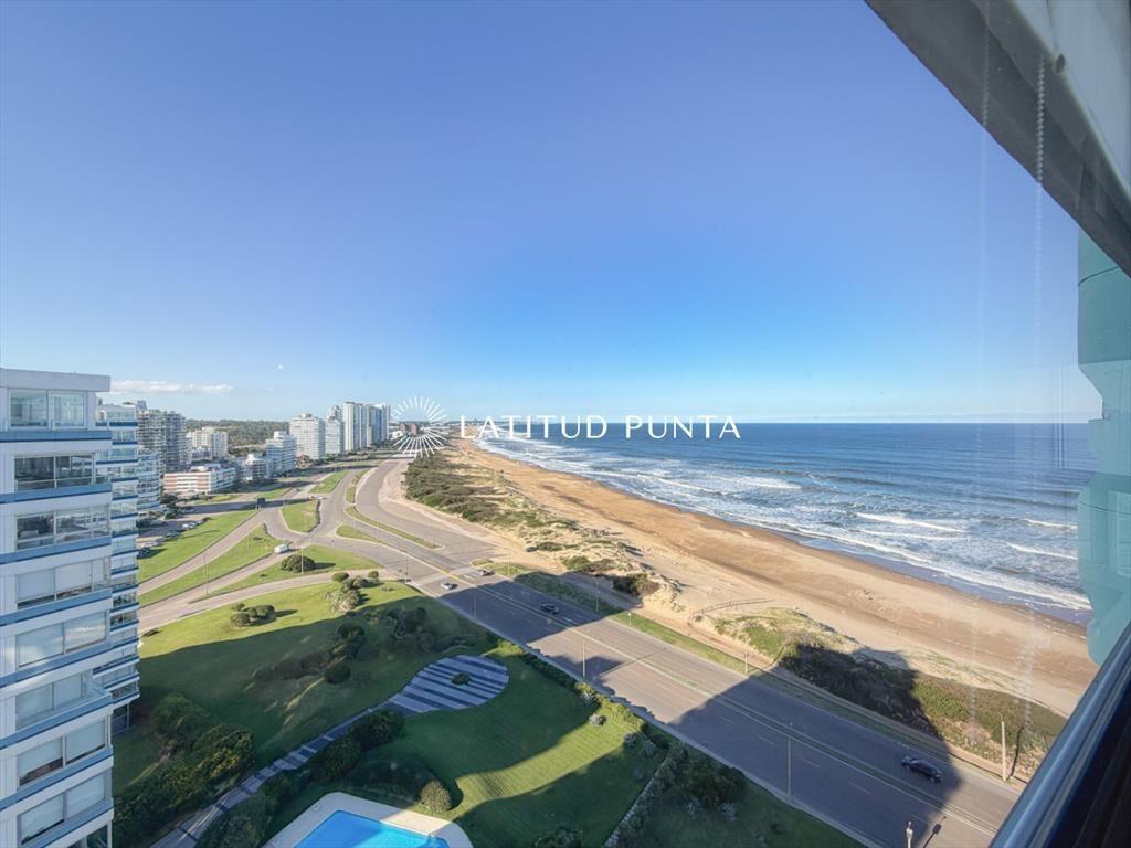 Piso alto en Brava, 3 suites más dependencia