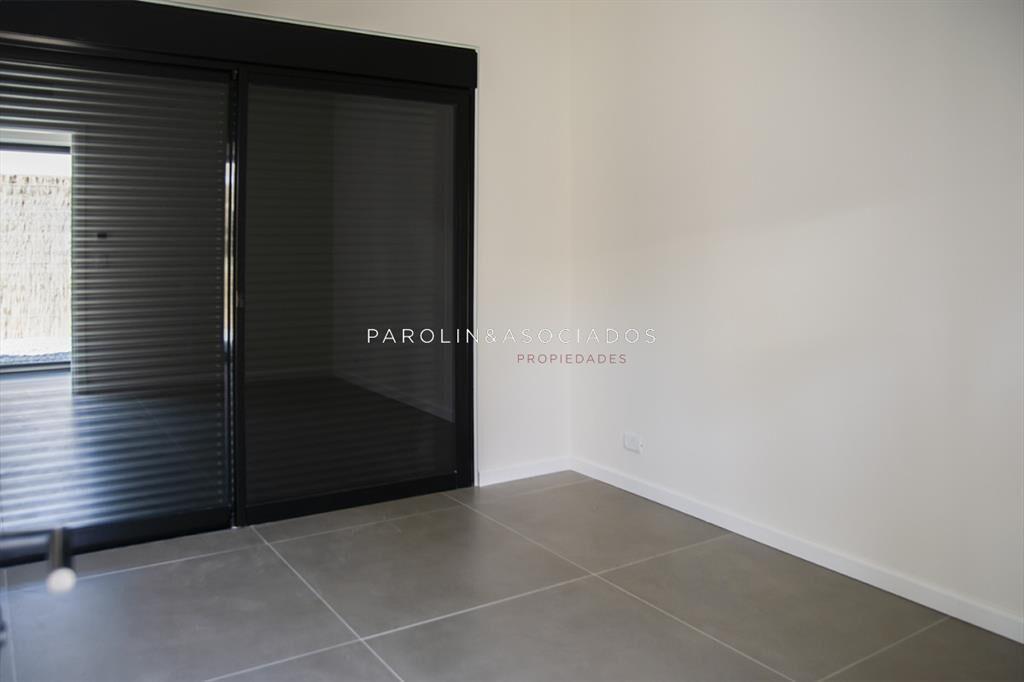 Chalet en venta en el Golf de Punta del Este de 4