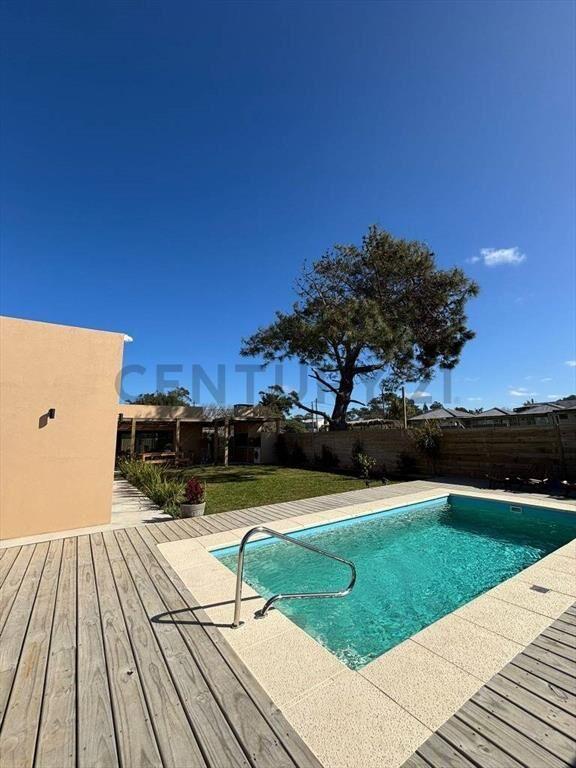CASA a ESTRENAR PISCINA a metros del mar , 450m2  con ren...