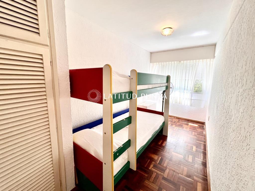 Apartamento 2 dormitorios mas dependencia. Mansa