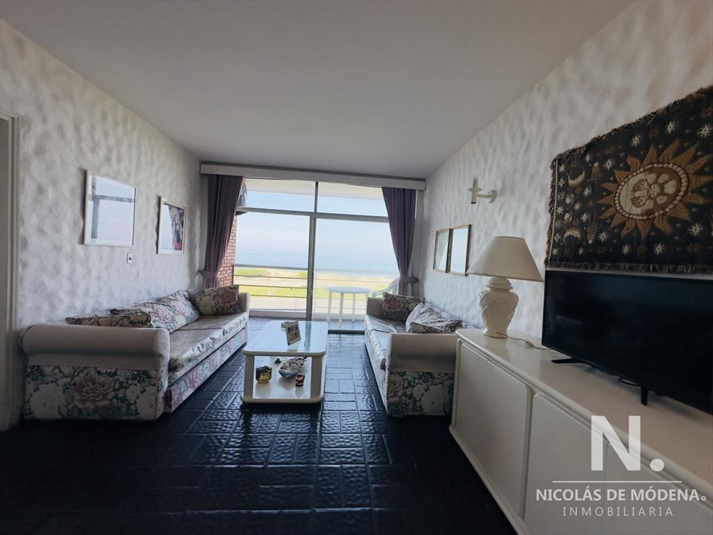 Venta de apartamento primera linea, playa brava.