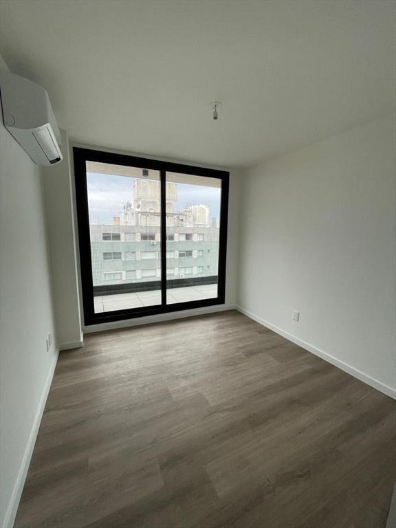 Venta Apartamento amplio 2 dormitorio, 2 baños y balcón con