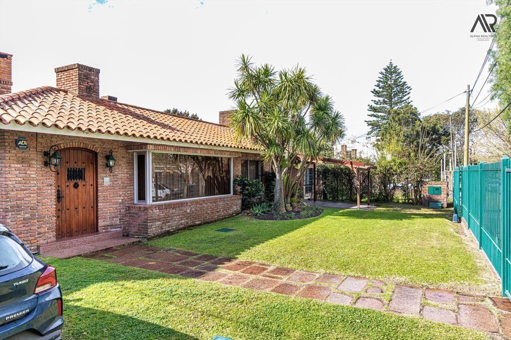 Casa en venta c/ cochera en Punta Gorda