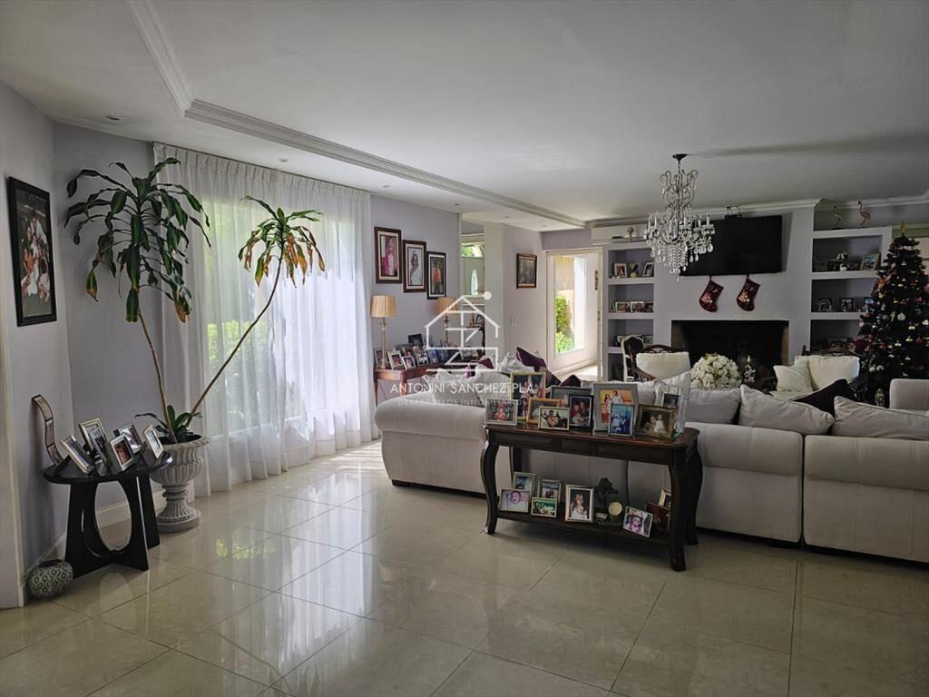 IMPORTANTE RESIDENCIA EN BARRIO PRIVADO