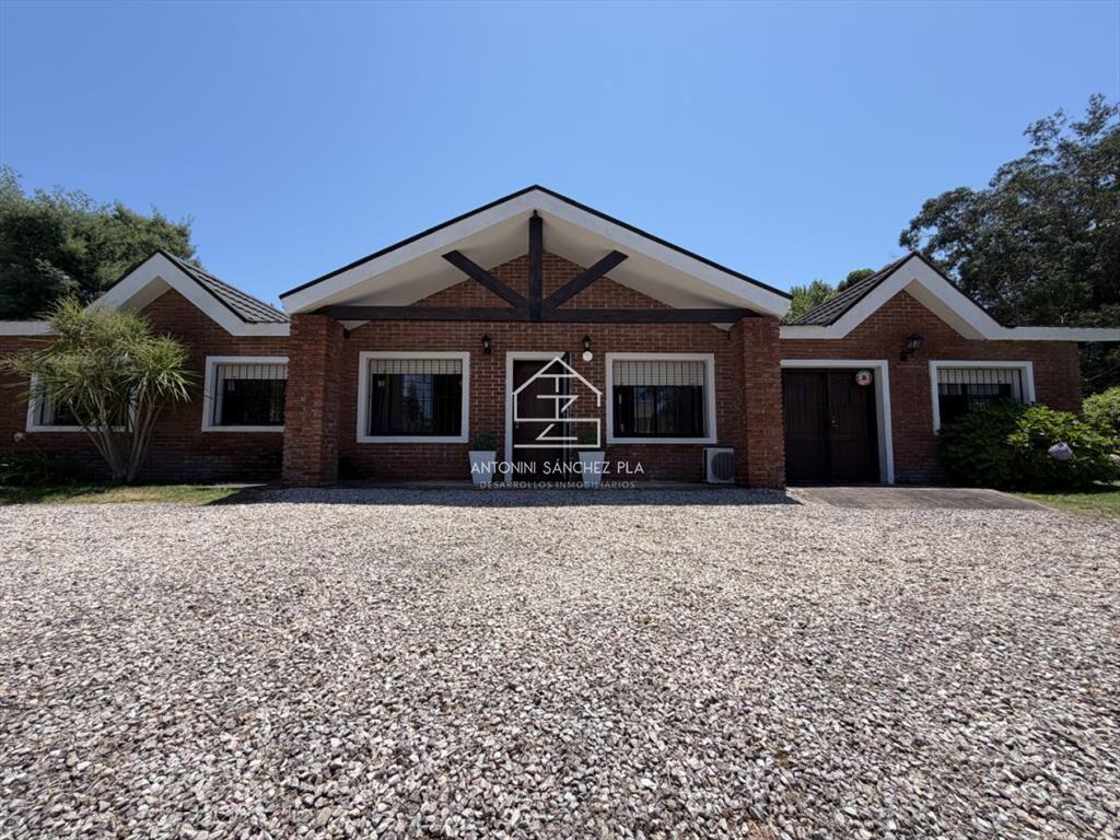 Hermosa casa en barrio Residencial de Punta del Este a paso