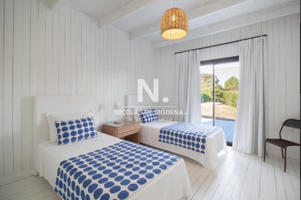 Vende casa en Laguna escondida de 4 dormitorios.
