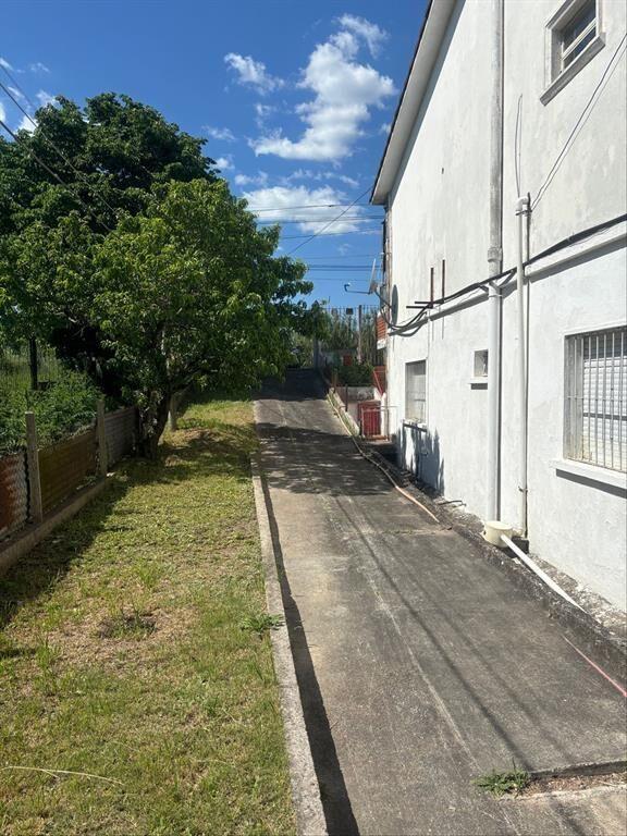 Local tipo galpón, 100 m2 edificados mas casa (Oficina)