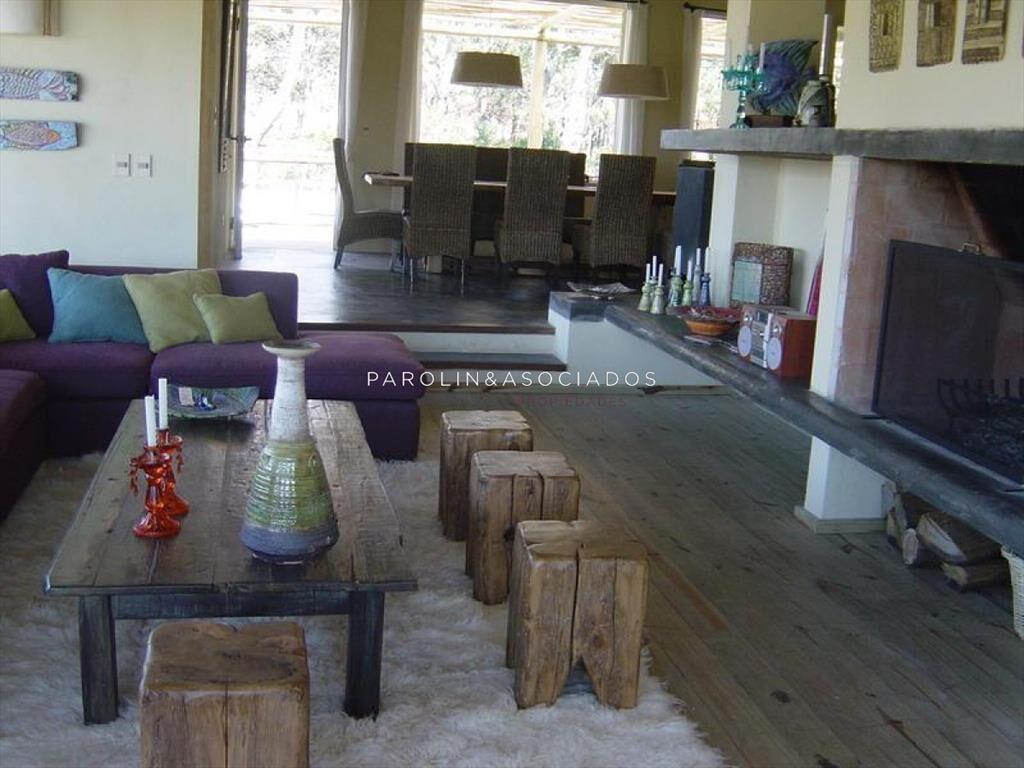 VENTA DE CASA DE 4 DORMITORIOS EN MONTOYA PUNTA