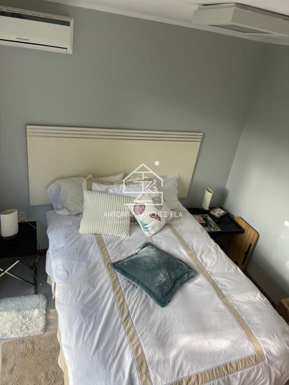 AIDY GRILL UN DORMITORIO CON PISCINA