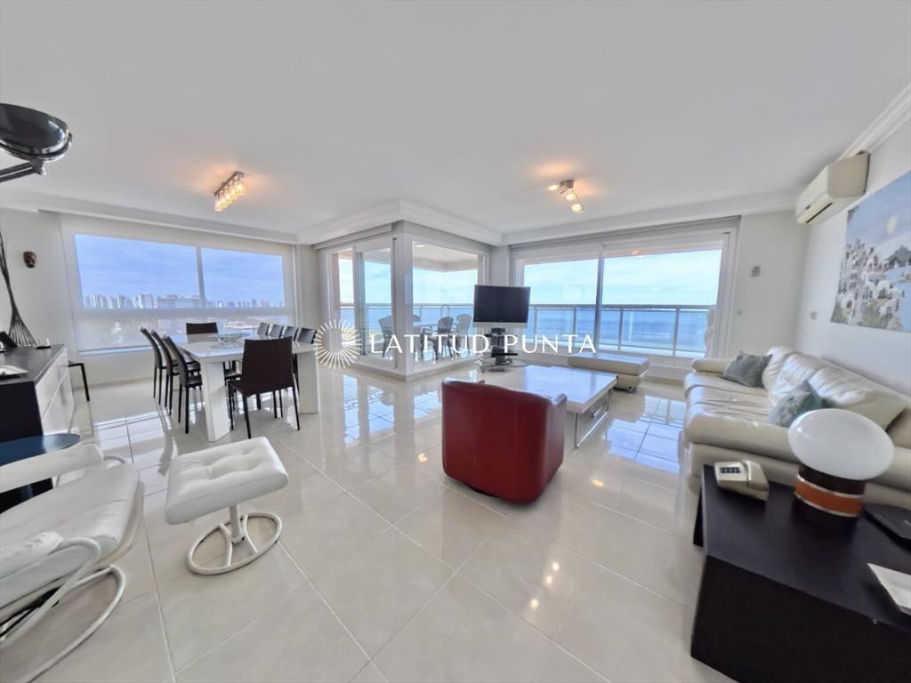 Piso alto frente al mar en Le Jardin