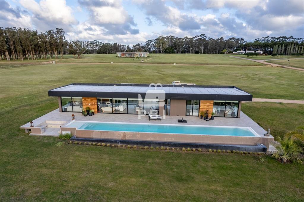 Casa de 2 dormitorios en Laguna de los Cisnes - :