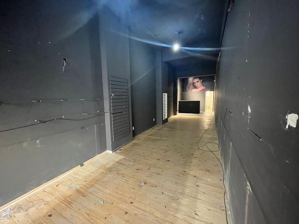 local, 18 de julio frente a la universidad, 70 m2 de salón,