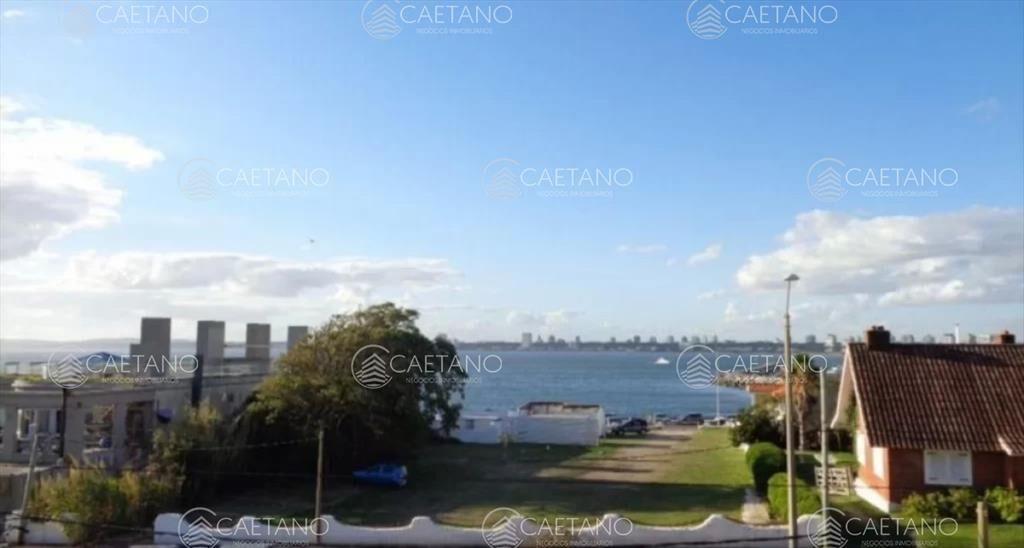 Chalet en venta con vista al mar en casco de la