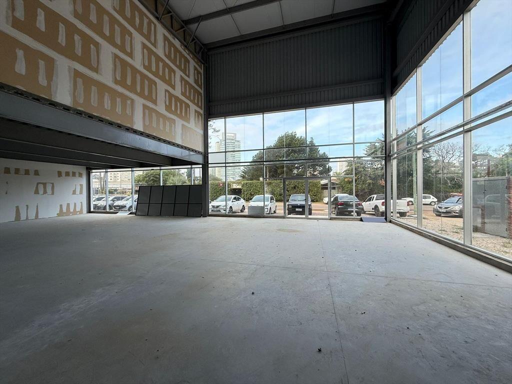 Alquiler de gran local comercial de 467 m², 30 mts frente p