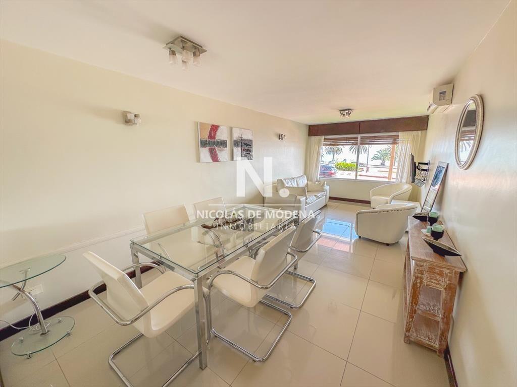 Vende impecable apartamento de 2 Dormitorios, a