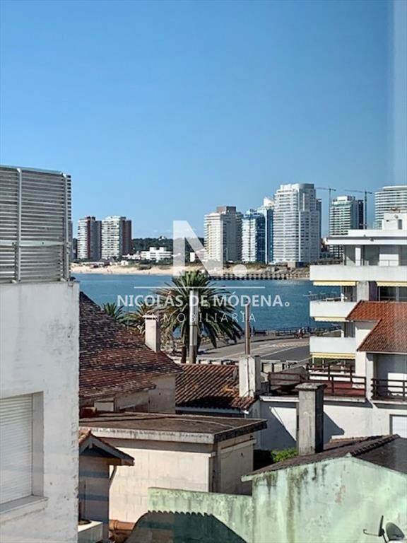 Apartamento de tres dormitorios En Venta. Península, a met